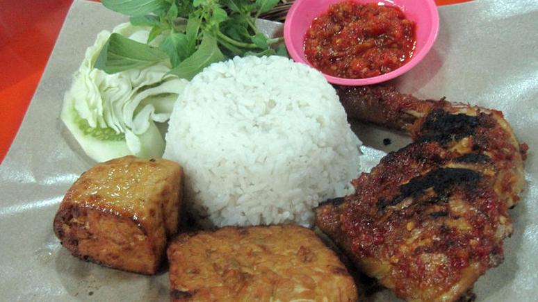 Babeh 3's Ayam Bakar & Keprek: A Legendary Taste in the Heart of Cilacap