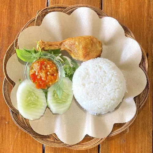 Nasi Ayam Goreng + Frestea
